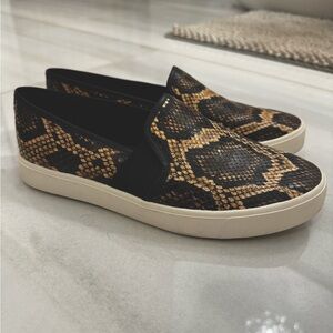 Vince Blair 5 slip-on sneakers with trendy animal print!